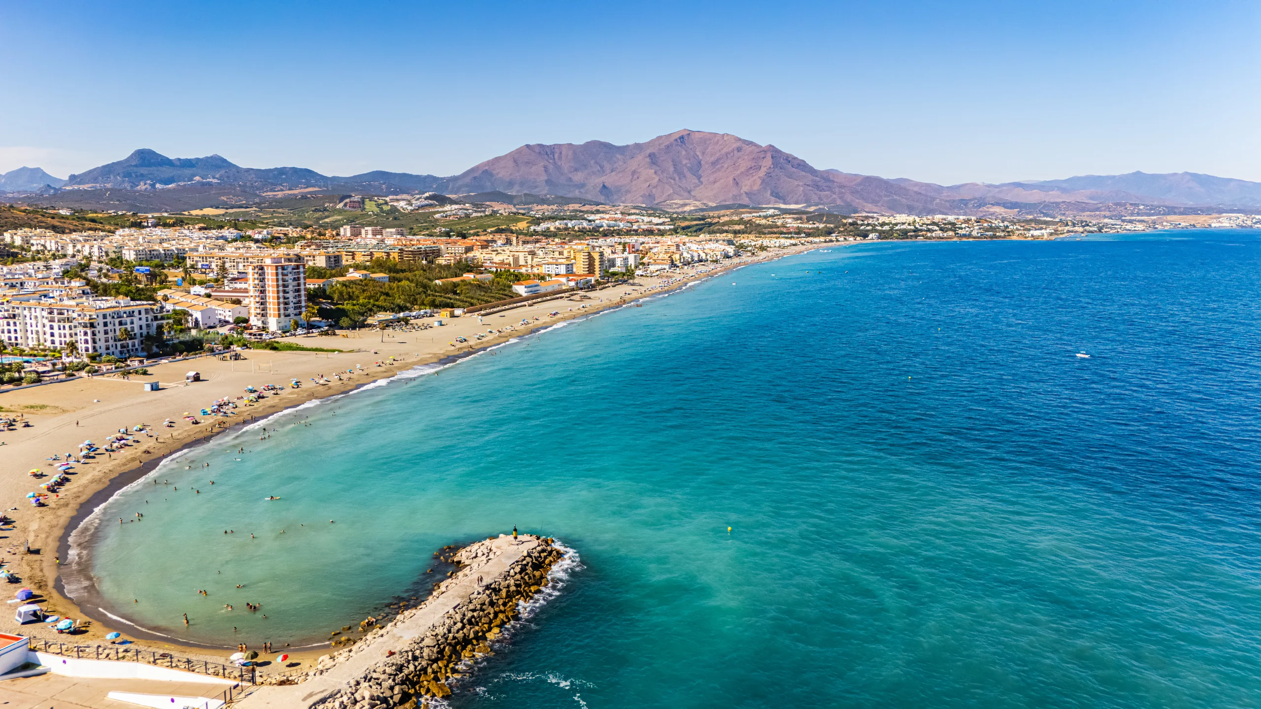 Manilva, ruhiges Küstenleben im Westen der Costa del Sol.
